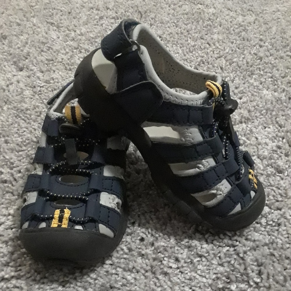 Khombu Active Sandal